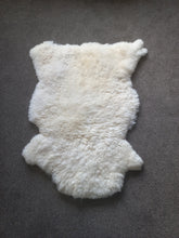 Load image into Gallery viewer, Sheepskin - White
